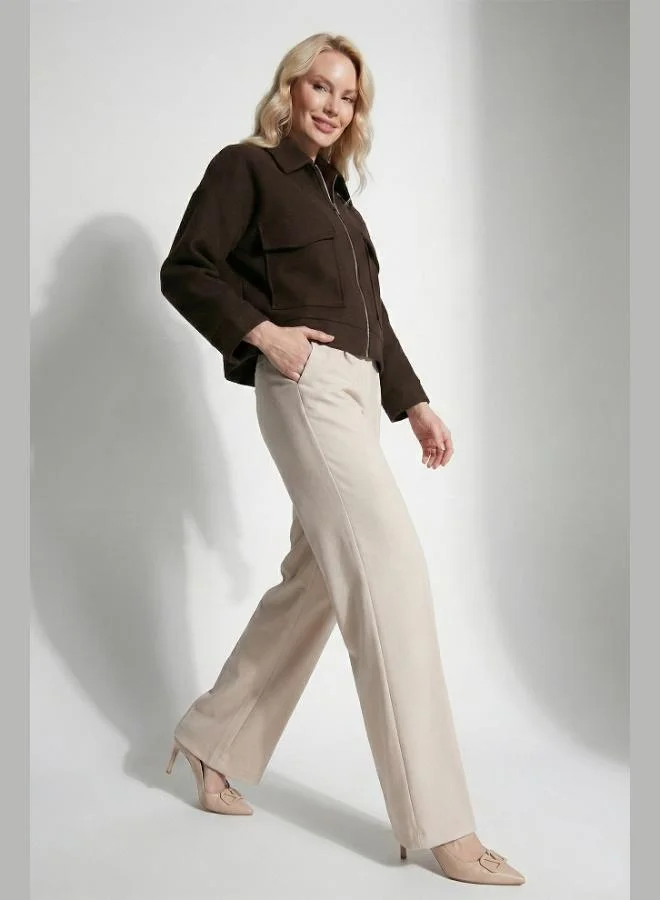 ليلا جاكيت نسائي ليلا بقصة عادية وياقة كلاسيكية مبطن بتفاصيل جيوب